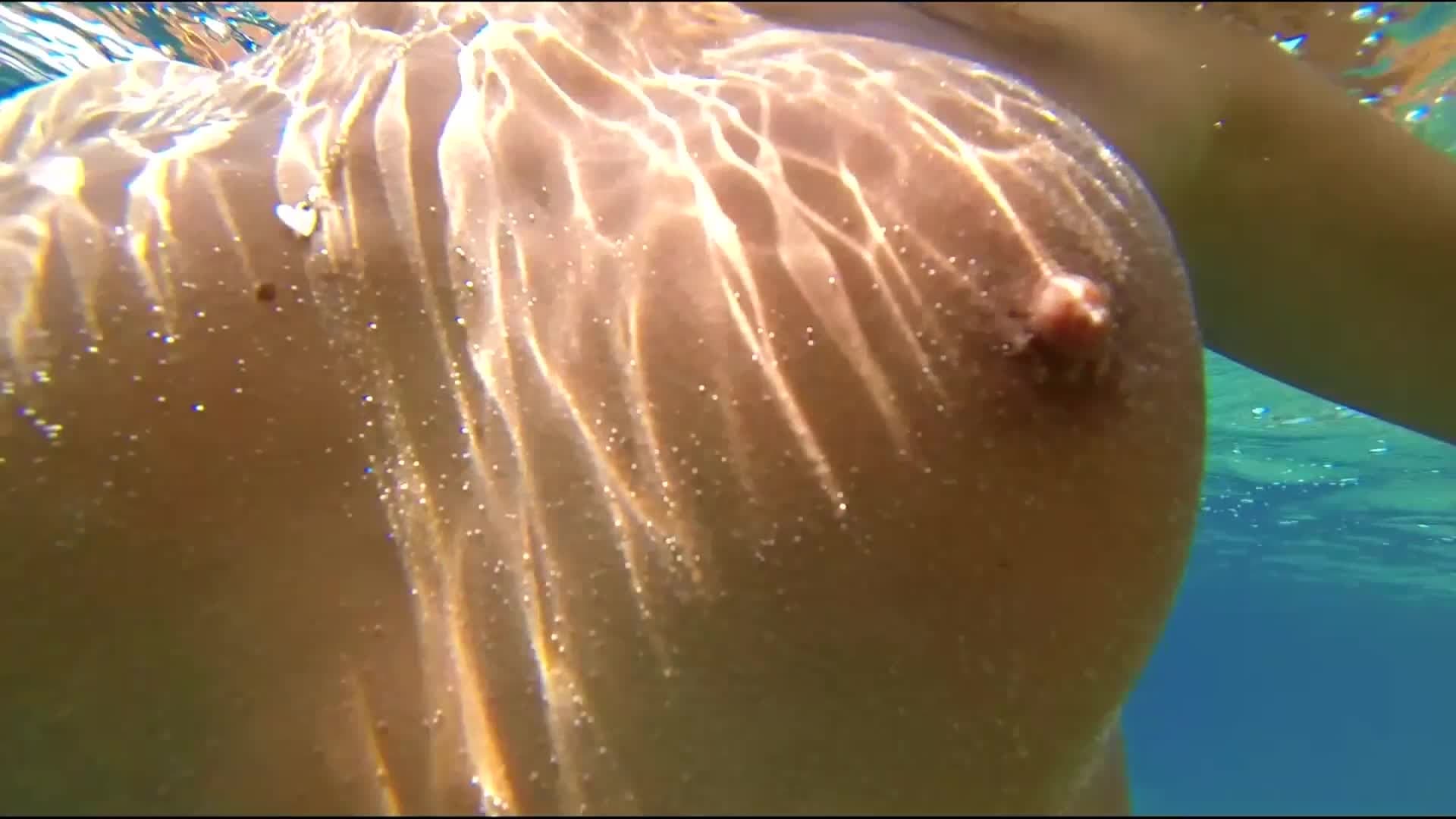 Katya Clover se exhibe desnuda en la playa picture